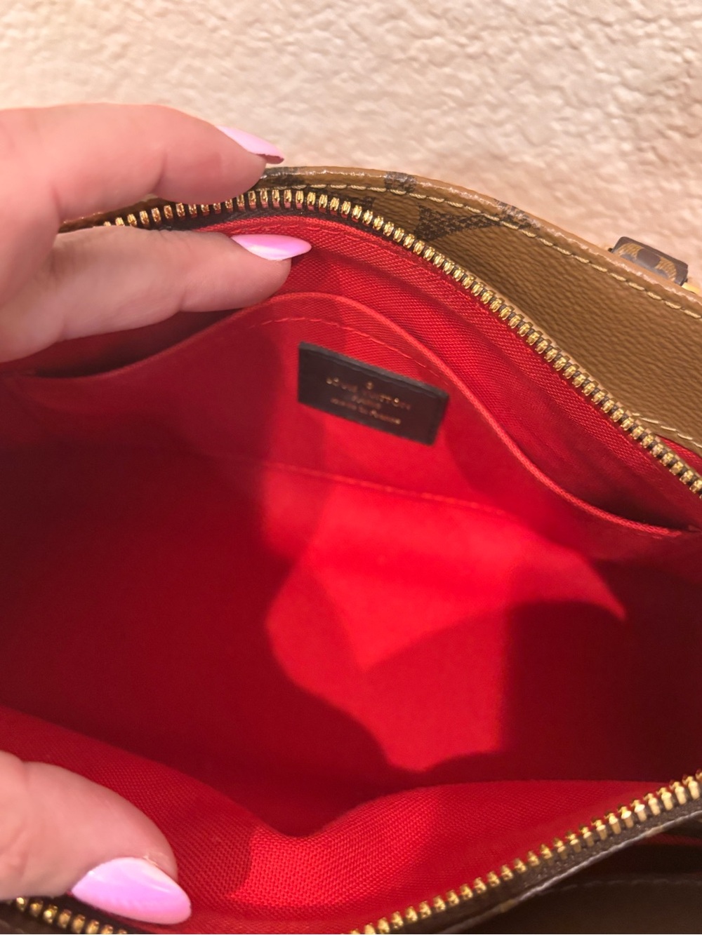 Louis Vuitton On the Go EW in Giant Reverse Monogram - Picture 11 of 15